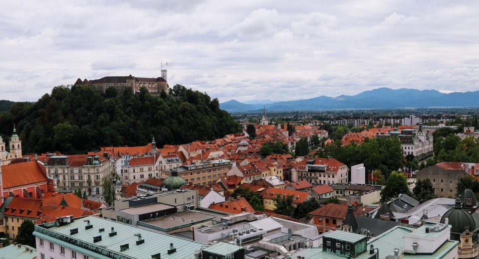 Analiza trendov v slovenskem javnem prostoru in družbi